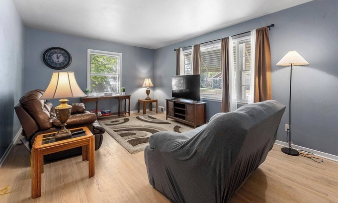 Sioux Falls Apartment | Charming apartment with WiFi, and Free Laundry in brilliant Sioux Falls