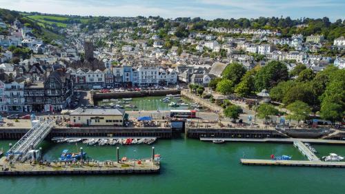 Dartmouth Apartment | Charming Apartment With Garden & Parking