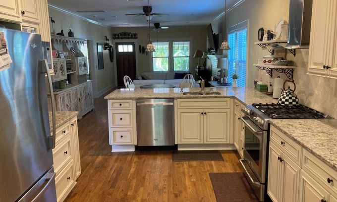Gillespie Park House | Charming Artist 2-bedroom bungalow in Historic Gillespie Park