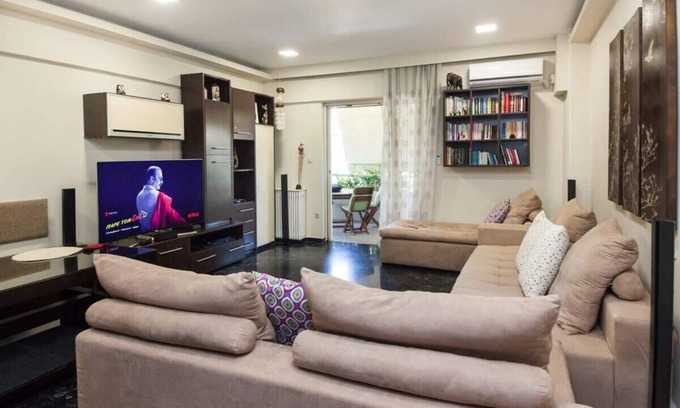 Kallithea Apartment | Charming Athinas House with Modern Touches