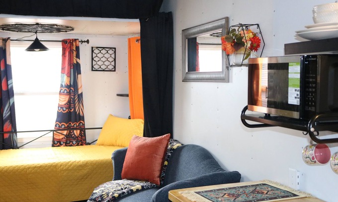 Oak Hill Apartment | Charming Backyard Studio/Tiny Home in beautiful Jacksonville/OP