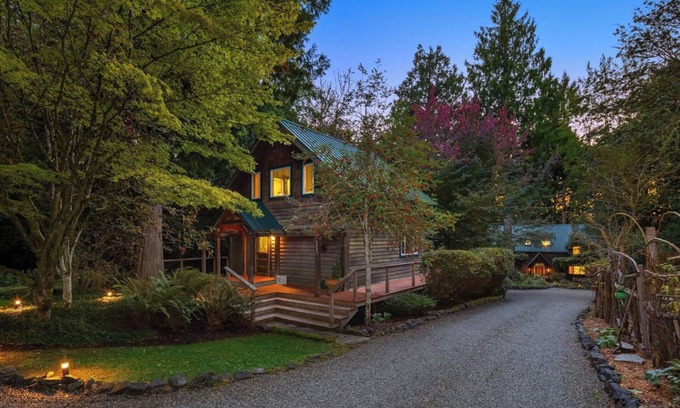 Bainbridge Island Cottage | Charming Bainbridge Island Cottage with Comforts