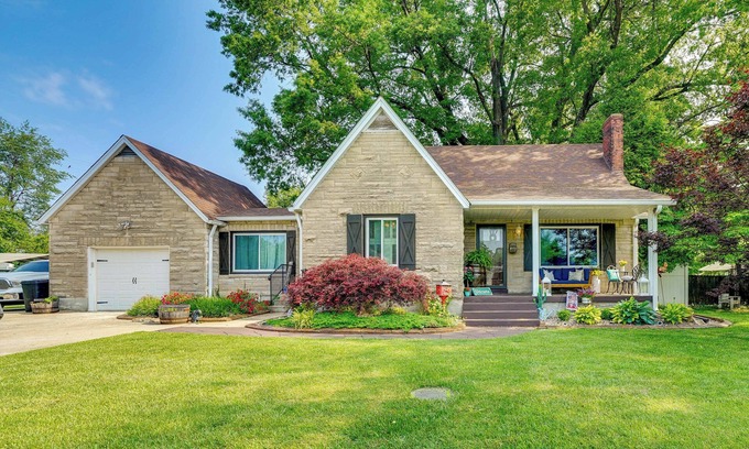 Bardstown House | Charming Bardstown Home w/Deck ~ 1 Mi to Downtown