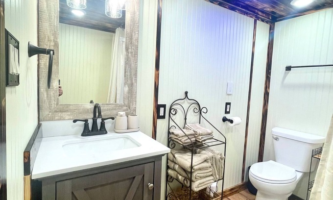 Brookhaven House | Charming barn with 1 bedroom and AC, WiFi in beautiful Brookhaven