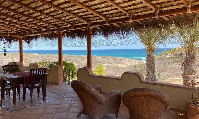 Vinorama House | Charming Beach Bungalow with Ocean View and AC!