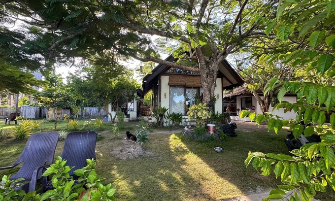 Catangnan Villa | Charming beach front villa for 4 guess max, with W/fi,AC in lovely General Luna