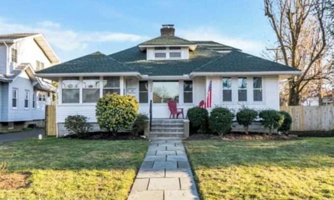 Long Branch House | Charming beach house with AC, WiFi in peaceful North End of Long Branch.