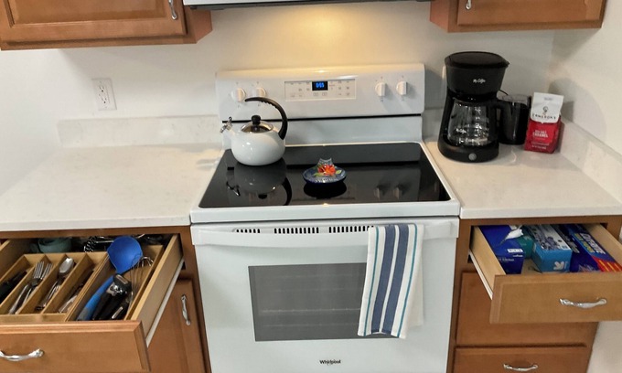 Norfolk Condo | Charming Beach house 2-bedroom in lovely upscale rolling hills area Norfolk!