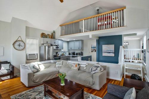 North Beach Apartment | Charming Beach House Top Floor - Walk Everywhere