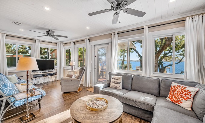 Ono Island House | Charming beachfront home with WiFi, central AC, balcony, & deck