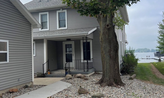 Coldwater Cottage | Charming Beachfront 4-bedroom cottage with WiFi, AC in Coldwater