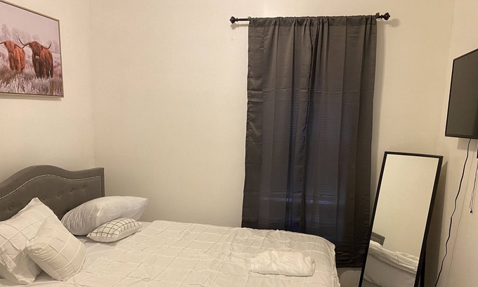 Englewood Apartment | Charming Bedroom In The Windy City