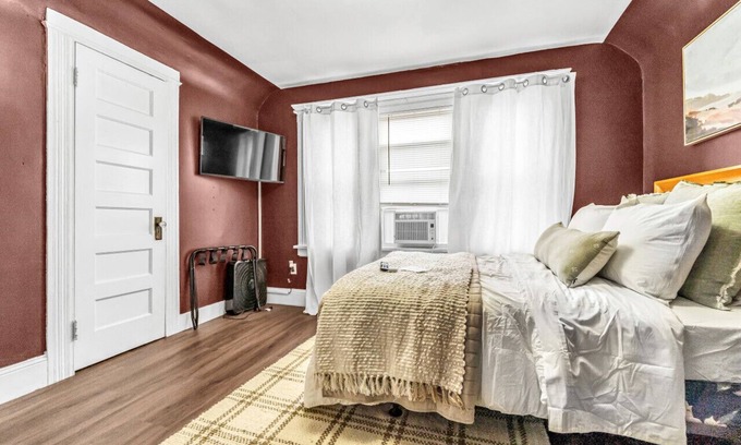 Bridgeport Apartment | Charming bedroom near Yale Hosp/Bridgeport