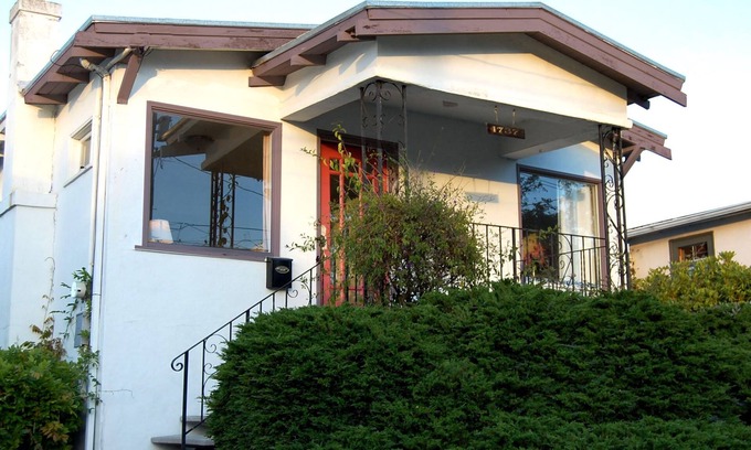 Northwest Berkeley Cottage | Charming Berkeley Craftsman Cottage