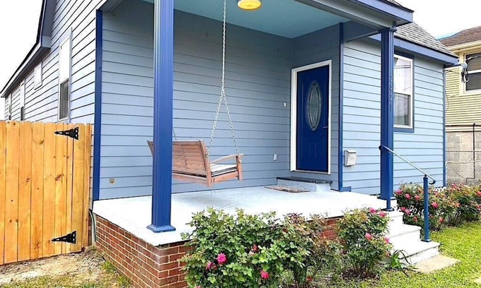 Florida Area House | Charming Blue Retreat with home gym, EV hookups, king bed, and more