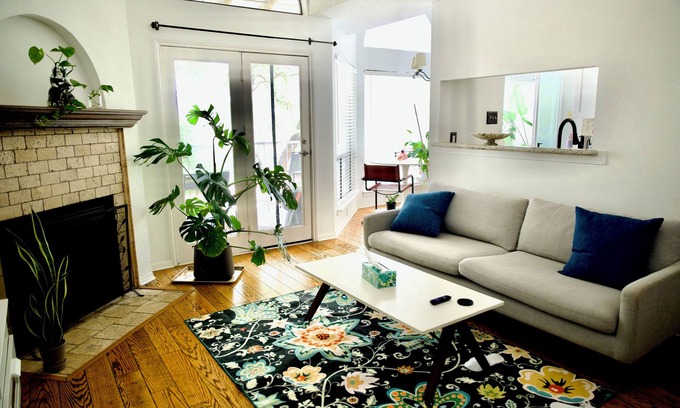 Wood Creek Condo | Charming Bright Airy Retreat Near All Attractions