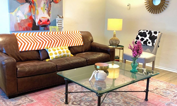 Modesto House | Charming Bright Home Near Dr Hospital & Shopping - Extra Comfy Beds and Couch