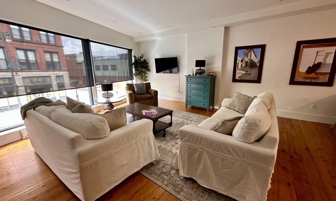 East Bayside Apartment | Charming Brownstone Downtown Free St|Perfect Getaway for 2