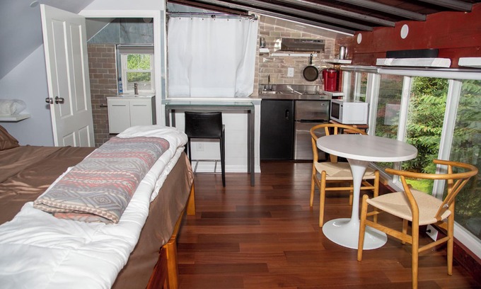 Laurel Hollow House | Charming bungalow with AC and WiFi in fantastic Cold Spring Harbor.