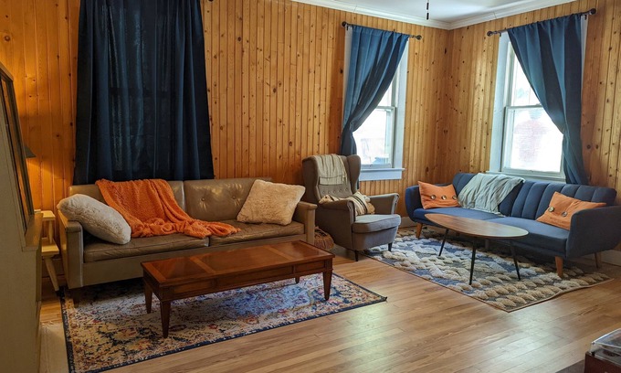 Elberton House | Charming Bungalow in the Heart of Elberton! Short walk to downtown!