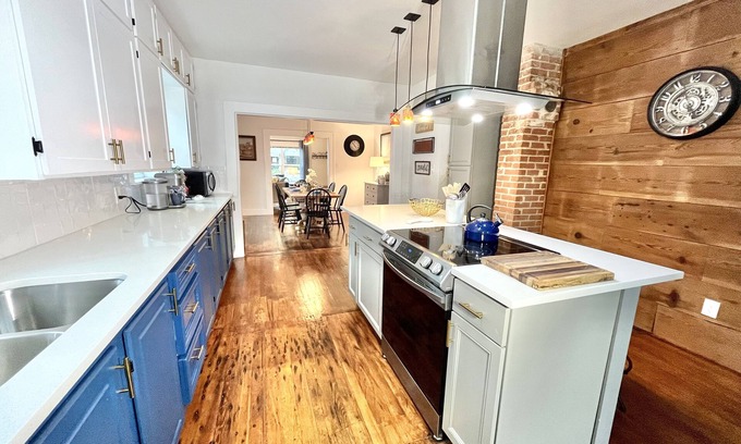 Brookview House | Charming Bungalow - perfect for long stays