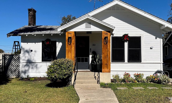 Southside House | Charming bungalow with AC and WiFi in fantastic San Antonio