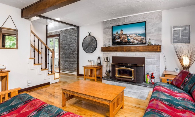 Les Pays-d'en-Haut Regional County Municipality Ski Chalet | Charming Chalet in the heart of the Laurentians. Paradise Pine Chalet