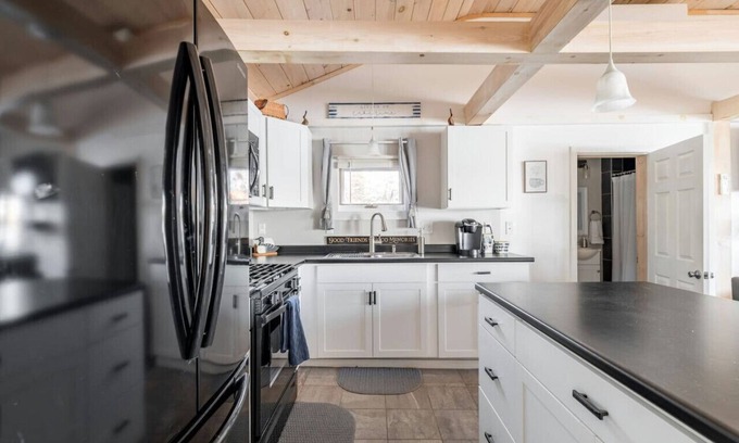 Eddington House | Charming Cabin Getaway: Sunrise and Sunset Views