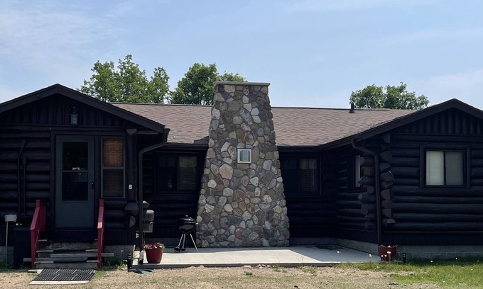 Pequot Lakes Cabin | Charming Cabin Nestled along the Stony Brook Creek