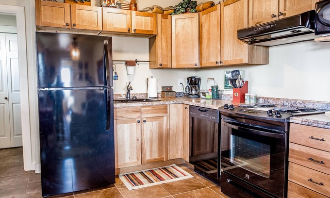 Grove Cabin | Charming Cabin on Lakefront Property with Private Dock