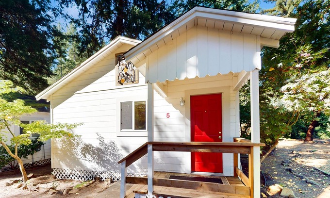 Middletown Cabin | Charming Cabin with 2 bedrooms. King bed and Queen Bed, 65" TV, Recliners, Deck