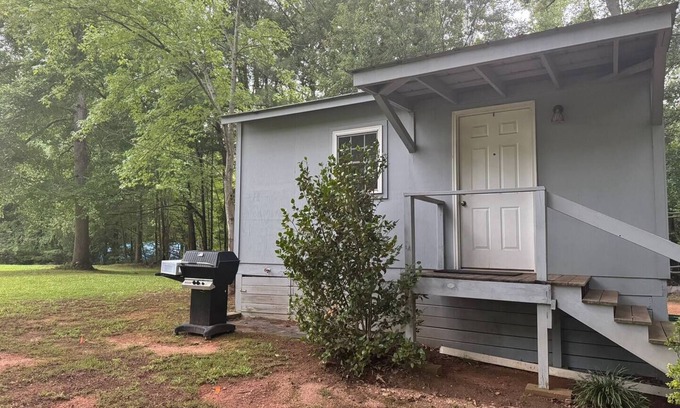 Clinton Cabin | Charming cabin with AC and WiFi in delightful Clinton