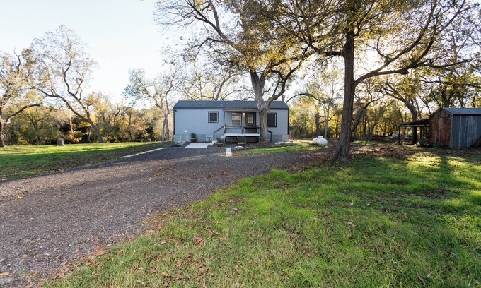 Belton Cabin | Charming cabin with WiFi and AC in delightful Belton
