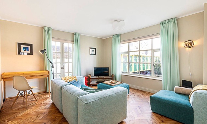 Bethnal Green Apartment | Charming Canal-View Retreat