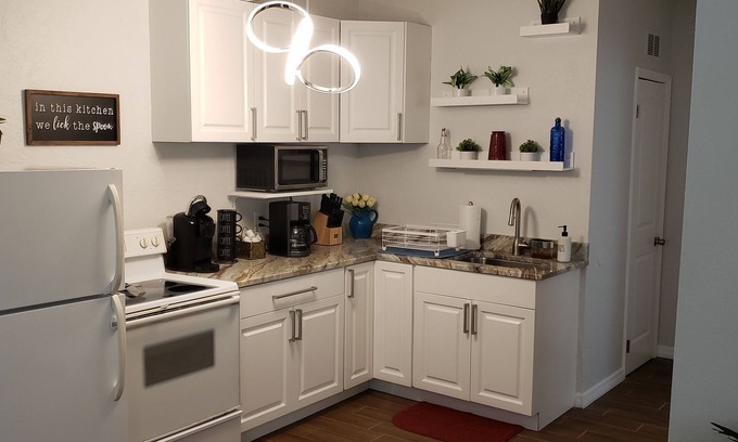 Sanford Apartment | Charming Caribbean 1-bedroom roomy Apartment in amazing Downtown Sanford