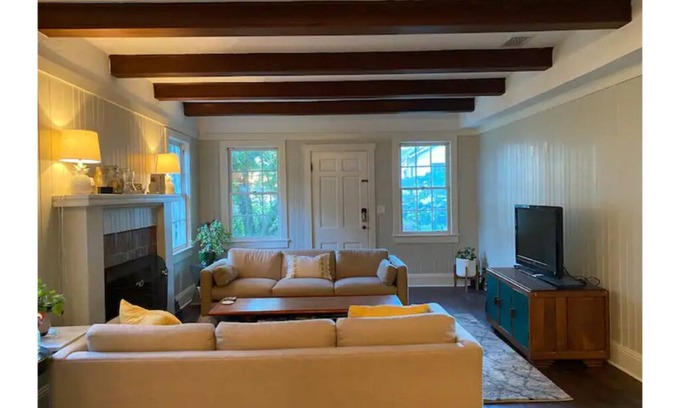 Duckpond House | Charming Carriage house in Historic Duckpond