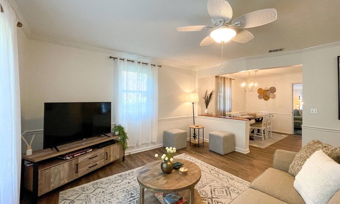 Acworth House | Charming Cat Cottage by Walking Trails - Near DWTWN Acworth - Kid Friendly