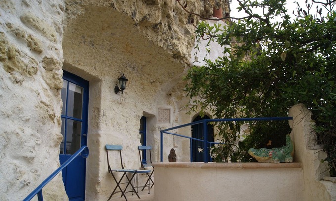Amboise Apartment | Charming cave studio with garden in the historic center of Amboise