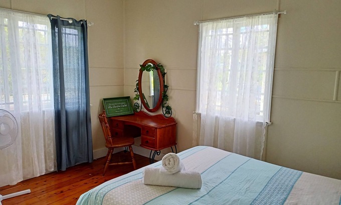 Coorparoo House | Charming Central Convenient Peaceful 3bdrm home in Coorparoo