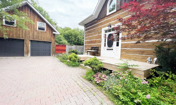 Barrie House | Charming century log home steps away from Lake & cross the park