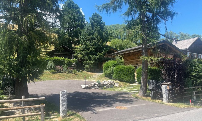 Demi-Quartier Ski Chalet | Charming chalet facing the Mont Blanc range. Your 4-legged friend is welcome