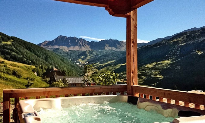 Vars Ski Chalet | CHARMING CHALET, MOUNTAIN VIEW AND SKI SLOPES JACUZZI HAMMAM SAUNA TABLE SOCCER
