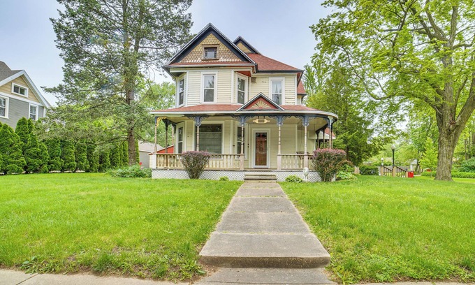 Champaign House | Charming Champaign Victorian w/Deck!