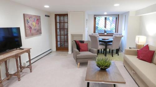 Lanier Heights Apartment | Charming City Centered Walk to Zoo