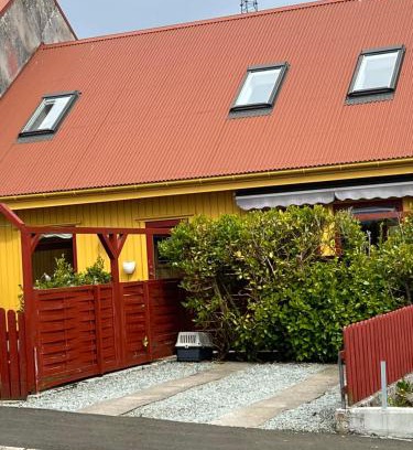 Hoyvik House | Charming city house with cozy garden