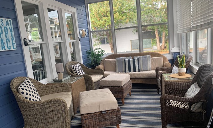 Lakeside Cottage | Charming Cottage in Lakeside close to Lake, Downtown & Central Park