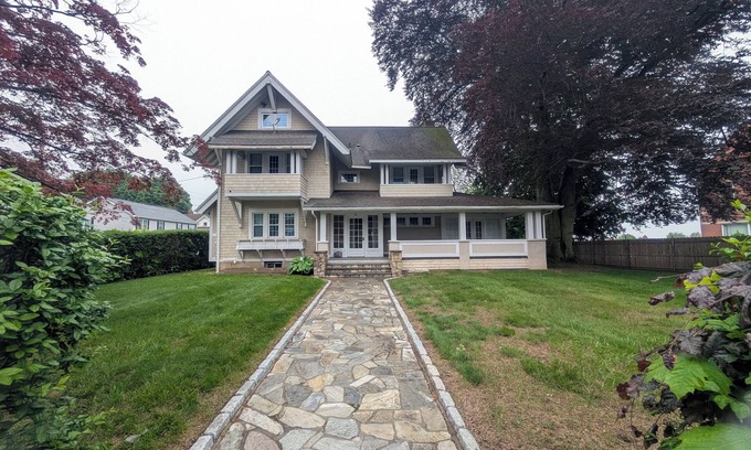Bridgeport House | Charming Colonial for Events and Getaways! – Perfect for Family Retreat!