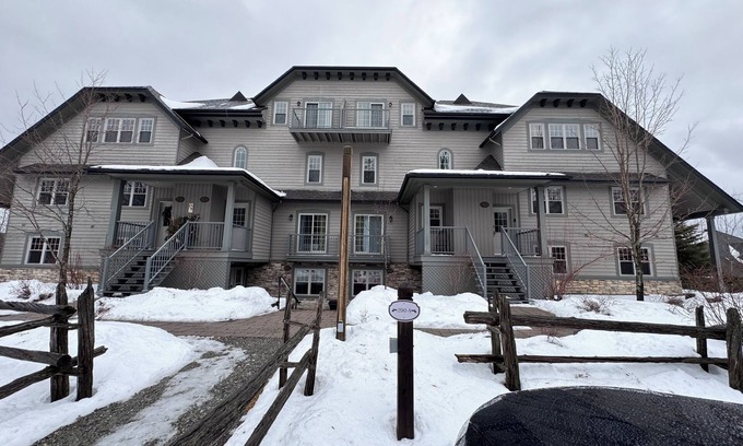 Mont-Tremblant Village Apartment | Charming condo with a huge view at 8min skiing mountain - pool and tennis !