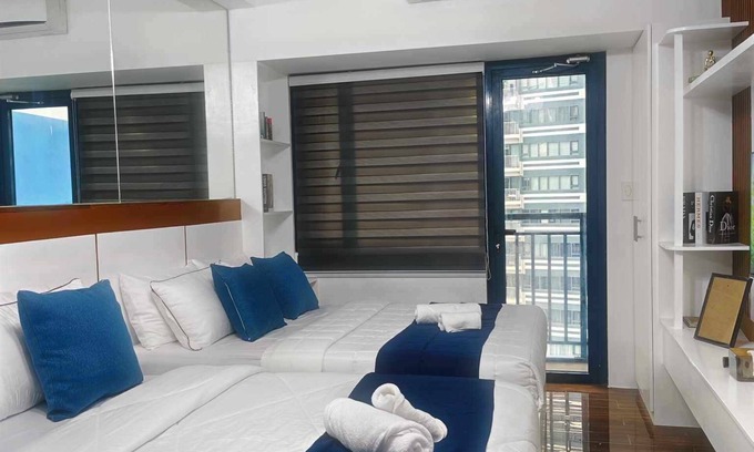 Legazpi Village Condo | Charming condo with 2 Beds and AC in vibrant Makati