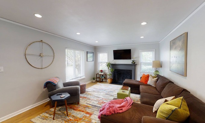Tulsa House | Charming corner. 1 block from Tulsa Expo! Big yard w/deck.